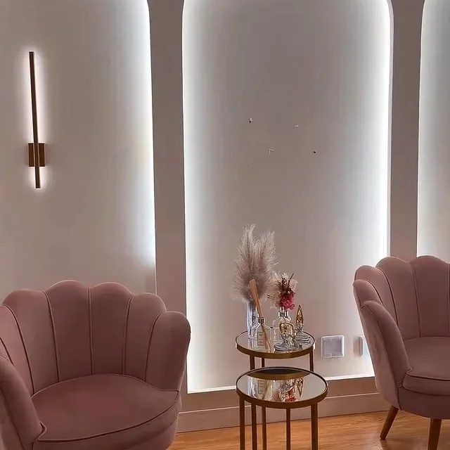 Sala de espera da Harmonize, com poltronas rosa e arcos iluminados